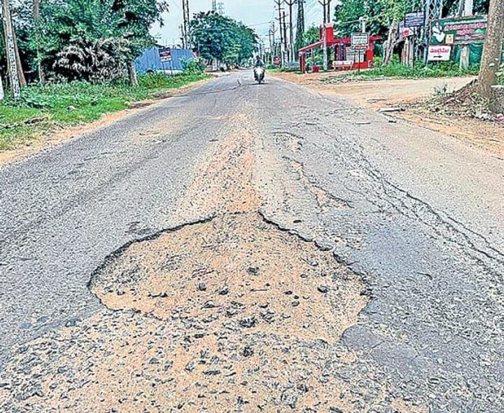 రూ.7 కోట్ల రోడ్డు పనులేవి?