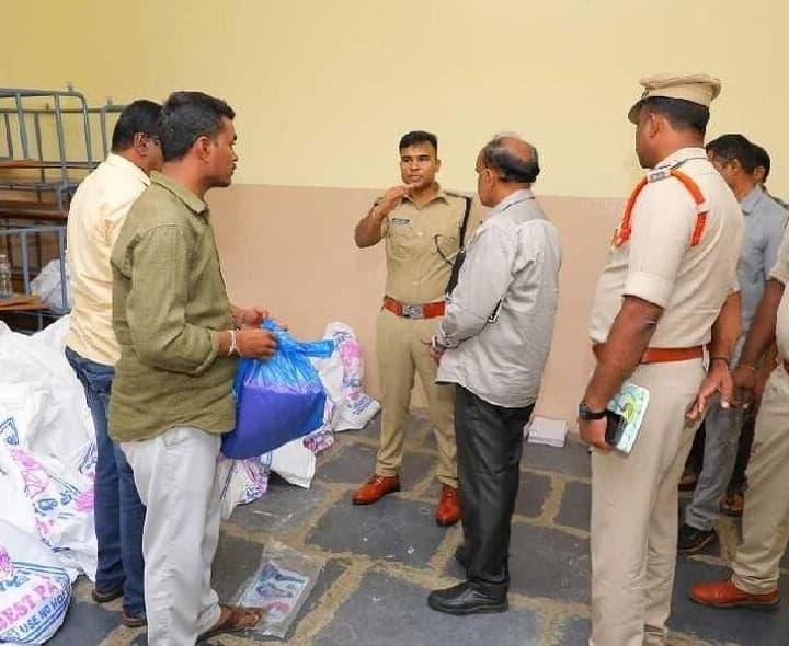 స్ట్రాంగ్ రూమ్‌ల వద్ద పటిష్ఠ భద్రత - Udayam