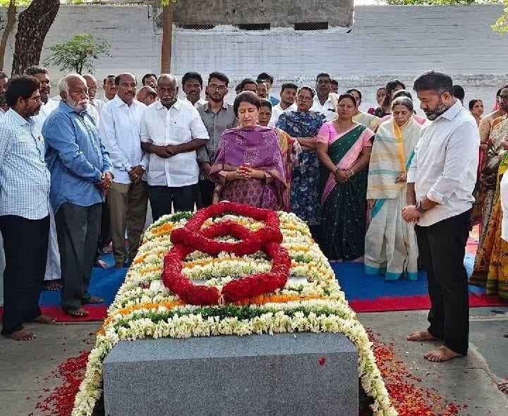 పులివెందులలో తండ్రి సమాధి వద్ద భారతి ప్రార్థనలు - Udayam