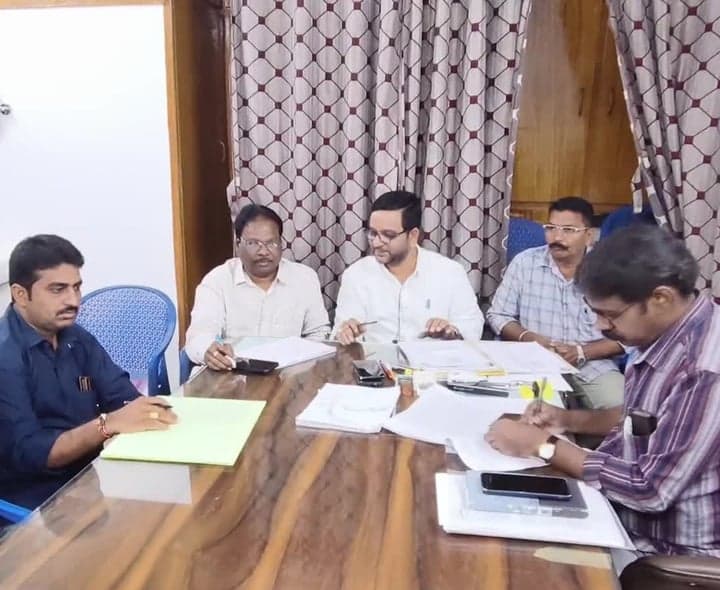 కామవరపుకోటలో నామినేషన్ల పరిశీలన ప్రారంభం - Udayam