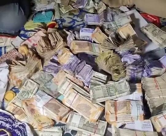 వ్యాపారి ఇంట్లో రూ.42 లక్షలు