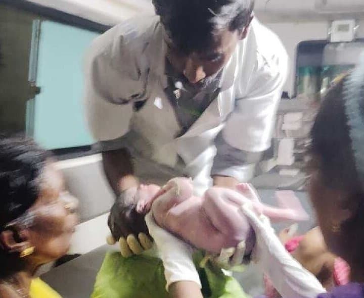 అంబులెన్స్‌లోనే సుఖప్రసవం