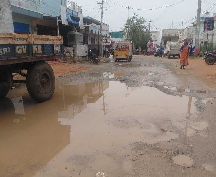 రేవల్లిలో గుంతలమయంగా ప్రధాన రహదారి - Udayam