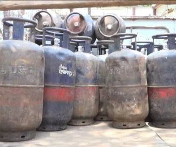 వాణిజ్య గ్యాస్, విమాన ఇంధన ధరలు తగ్గింపు