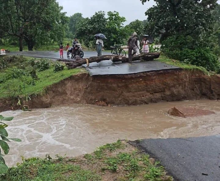 దెబ్బతిన్న రోడ్డు రవాణా, నదులు ఉప్పొంగి ప్రవాహం