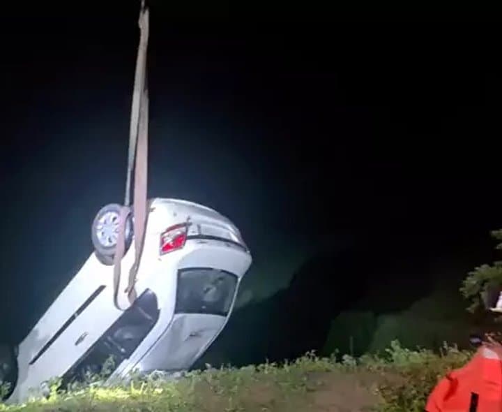 బావిలోకి కారు.. నలుగురి మృతి - Udayam