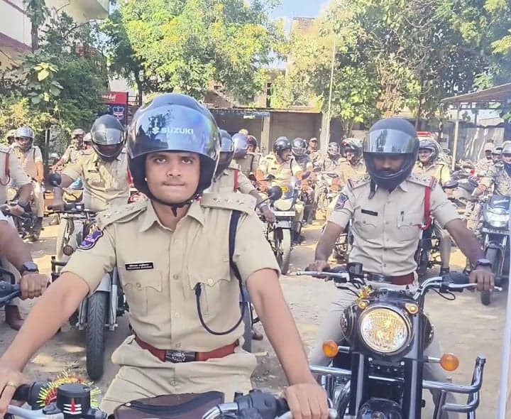 భైంసాలో పోలీసుల బైక్ ర్యాలీ - Udayam