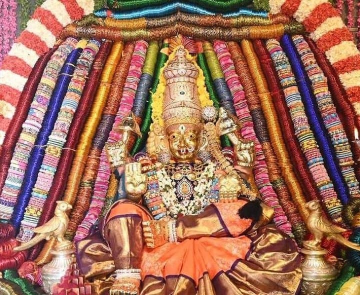 ప్రత్యేక అలంకరణలో గంగమ్మ