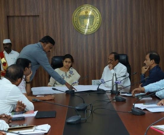 పరకాల ఇందిరా మహిళా డెయిరీపై అధికారులతో సమావేశం