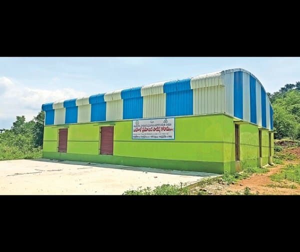 గోదాములతో సొసైటీలకు నష్టం