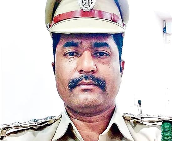 నిజామాబాద్‌లో తుపాకీ పేలి ఆర్‌ఐ మృతి