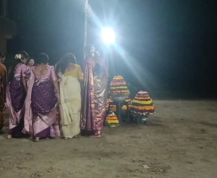 బెస్తవాడలో ఘనంగా సద్దుల బతుకమ్మ - Udayam