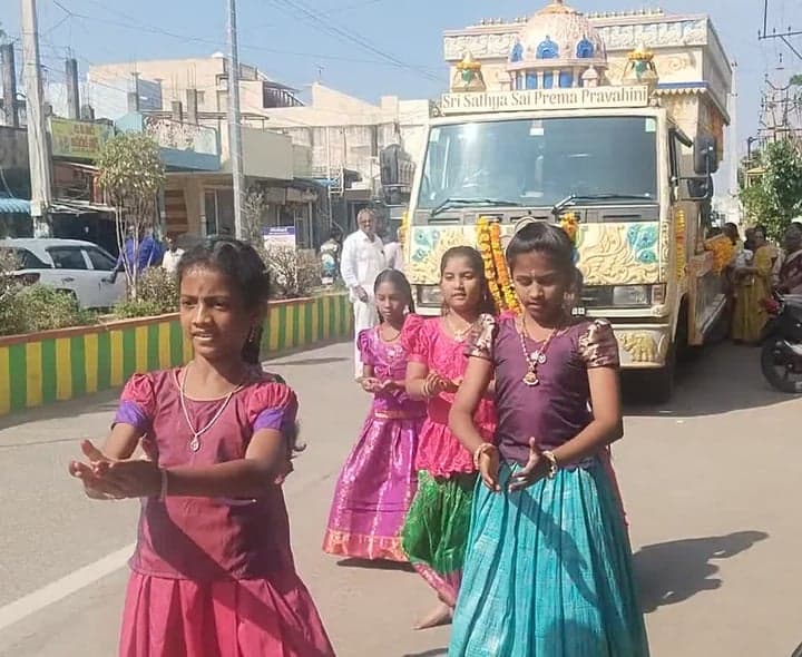 అద్దంకిలో సత్యసాయి ఉత్సవాల ఊరేగింపు - Udayam