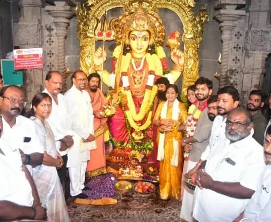 అనకాపల్లి నూకాలమ్మను దర్శించుకున్న మంత్రి అనిత