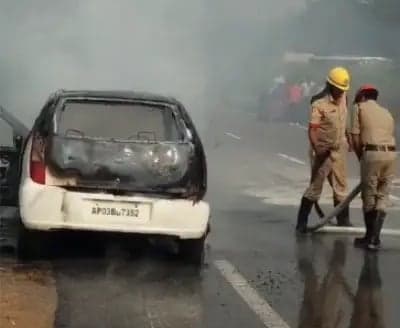 షార్ట్‌ సర్క్యూట్‌తో కారు దగ్ధం
