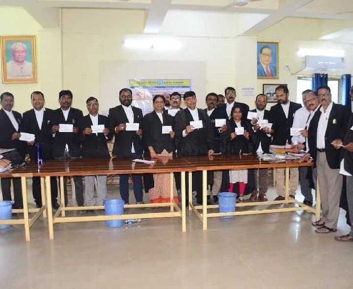 న్యాయవాదులకు ఆరోగ్య కార్డుల పంపిణీ