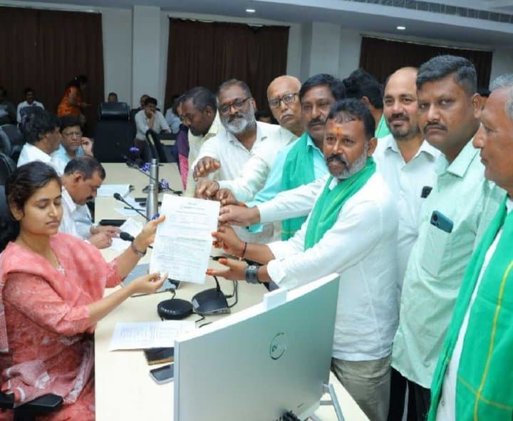 రైతు బీమాలపై కలెక్టర్‌కు వినతి