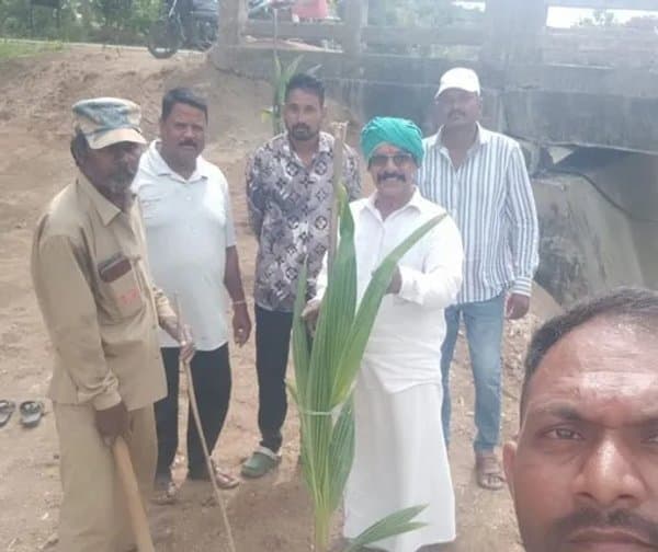 దుబ్బాకలో మొక్కలు నాటిన సర్పంచ్