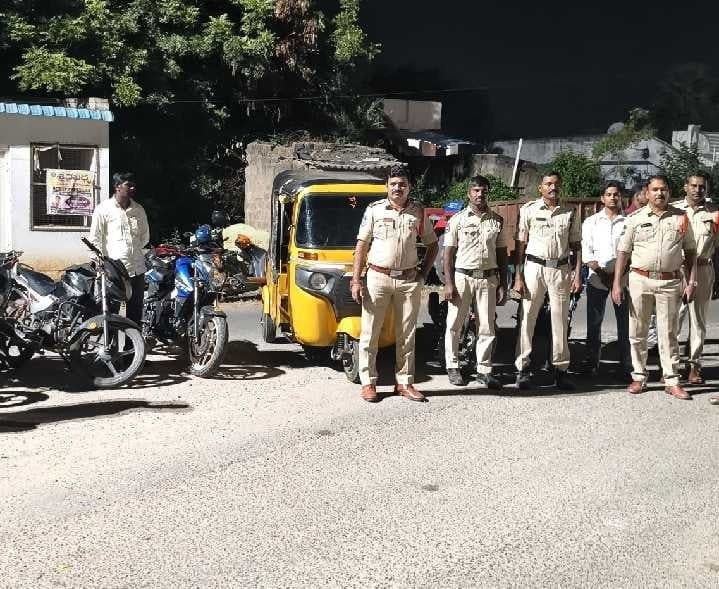 డోర్నకల్‌లో పోలీసుల వాహన తనిఖీలు - Udayam