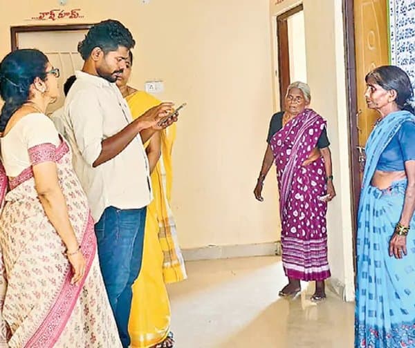 మృతిచెందిన వారికి పింఛన్లు - Udayam Digital