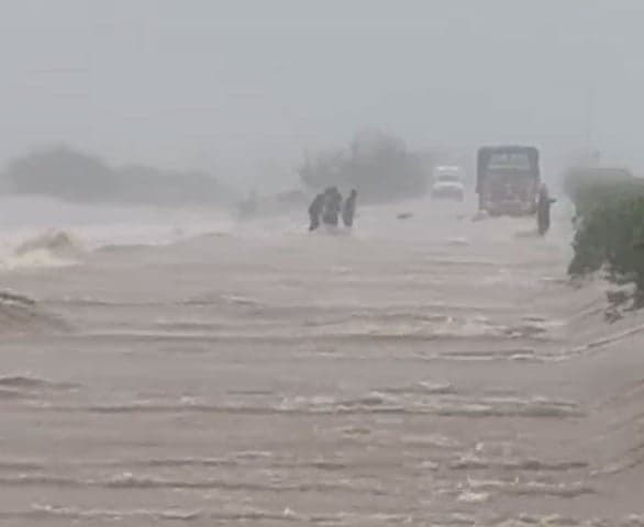 బాహుదా ఉగ్రరూపం.. జాతీయ రహదారిపై నిలిచిన రాకపోకలు - Udayam
