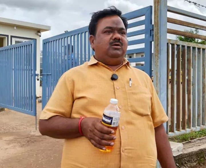 టీసీ కోసం విద్యార్థి తండ్రి పాఠశాల ఎదుట ఆందోళన