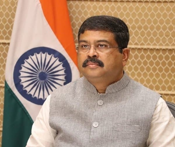 పేపర్ లీకేజీల రగడ: కేంద్ర మంత్రిపై నిరసనల హోరు