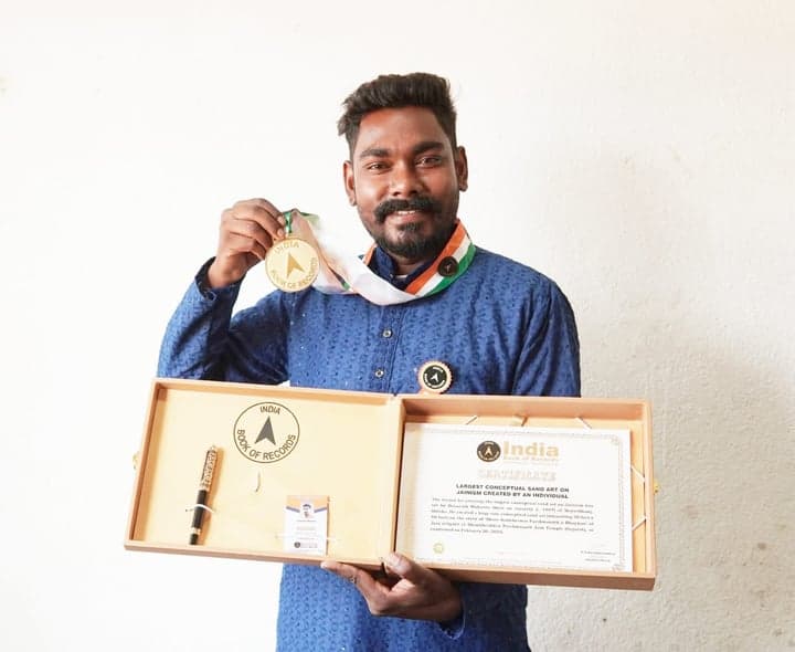 కూలీ నుంచి ఇసుక కళాకారుడిగా ఎదుగుదల - gallery image 2