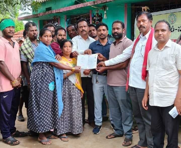 డొంకపుట్టులో 61 మందికి భూ పట్టాలు - Udayam