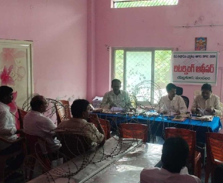 ఎల్లనూరులో ముళ్ల కంచెల మధ్య నామినేషన్ల పరిశీలన - Udayam