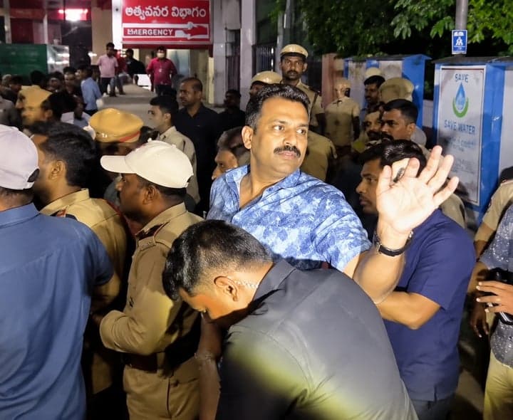 సైఫాబాద్ PS వద్ద ఉద్రిక్తత - Udayam