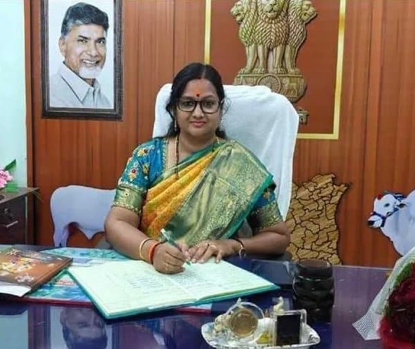 జిల్లా కొత్త డీపీఓగా అనుపమ బాధ్యతలు - Udayam Digital