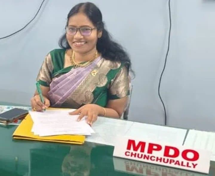 గైర్హాజరు అధికారులకు నోటీసులు