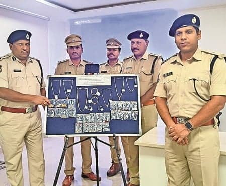 ఫేస్‌బుక్‌లో ప్లాన్... బస్టాండ్లలో చోరీ
