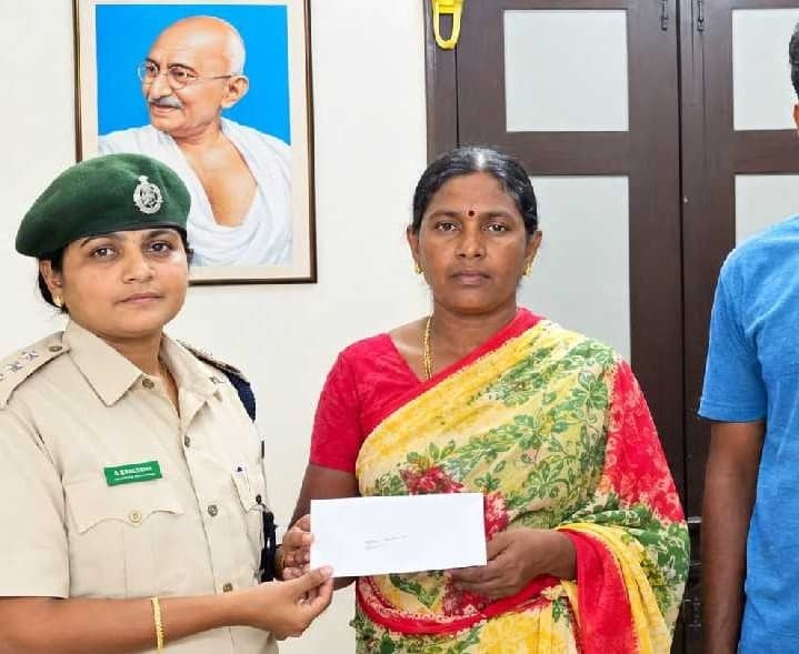పెద్దపులి దాడిలో ఆవు మృతి.. యజమానికి పరిహారం - Udayam