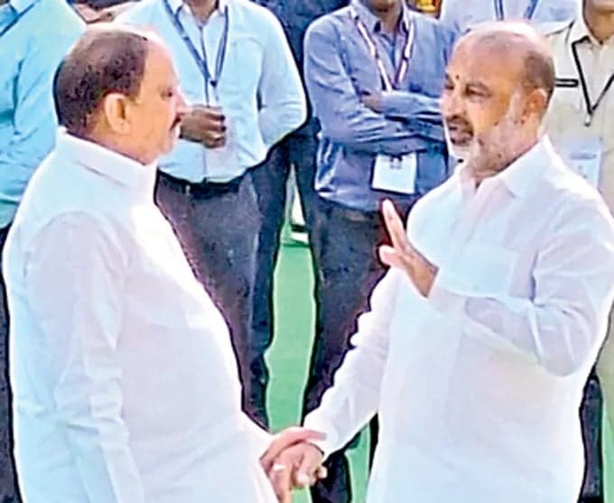 బండి సంజయ్‌-తుమ్మల ఆసక్తికర సంభాషణ