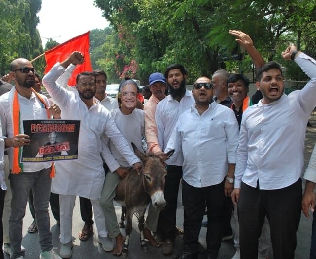 జ్ఞానేశ్ కుమార్ రాజీనామాకు కాంగ్రెస్ ‘డాంకీ ప్రొటెస్ట్’