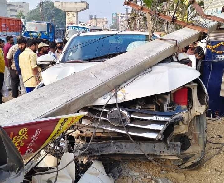 విద్యుత్‌ స్తంభాన్ని ఢీకొన్న ఫార్చ్యూనర్‌ - Udayam