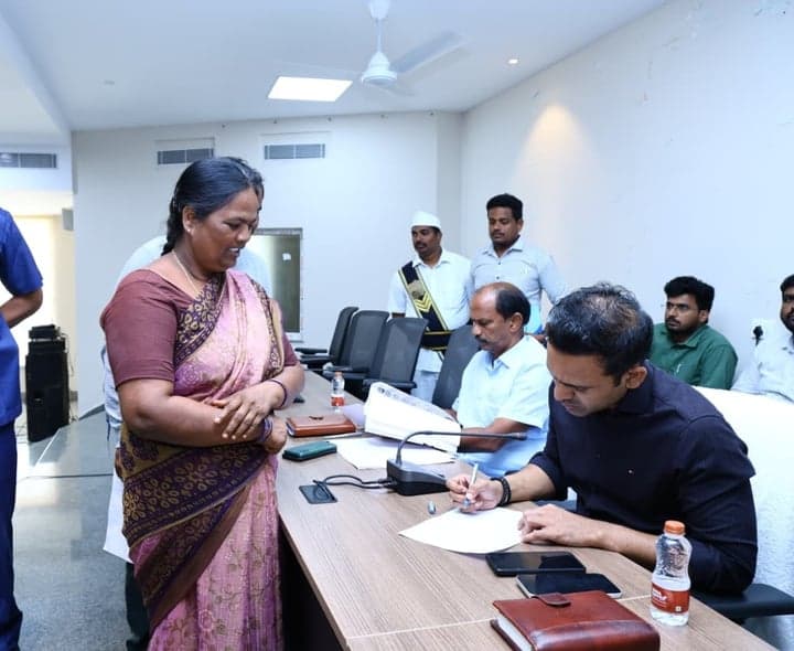 ప్రజావాణి దరఖాస్తులను గడువులోగా పరిష్కరించాలి: ములుగు కలెక్టర్ - Udayam
