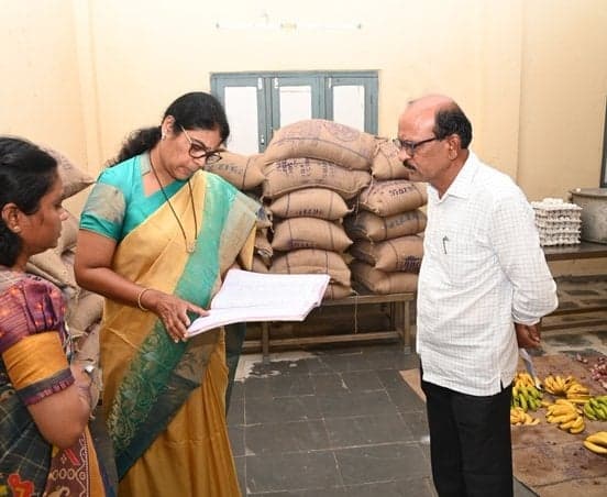 పోస్ట్‌మెట్రిక్ వసతి గృహాన్ని తనిఖీ చేసిన కలెక్టర్
