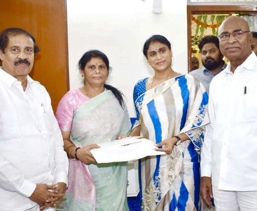 కుమార్తె పెళ్లికి రామకృష్ణకు షర్మిల ఆహ్వానం