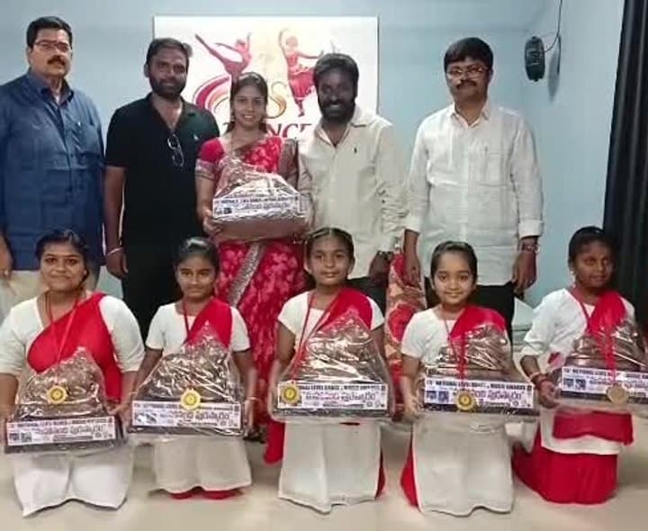 జంగారెడ్డిగూడెం విద్యార్థినులకు నంది అవార్డులు