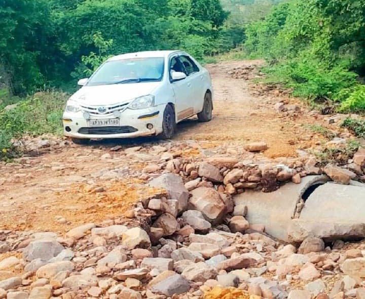 సిద్ధవటంలో దెబ్బతిన్న రహదారితో ఇబ్బందులు - Udayam