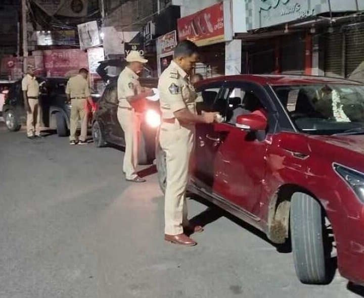నరసరావుపేటలో రాత్రివేళ పోలీసుల తనిఖీలు
