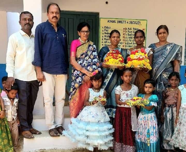 సంకిరెడ్డిపల్లి పాఠశాలలో బతుకమ్మ సంబరాలు - Udayam