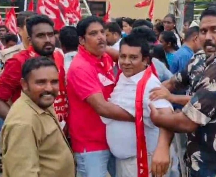 కలెక్టరేట్ వద్ద AITUC ఆందోళన