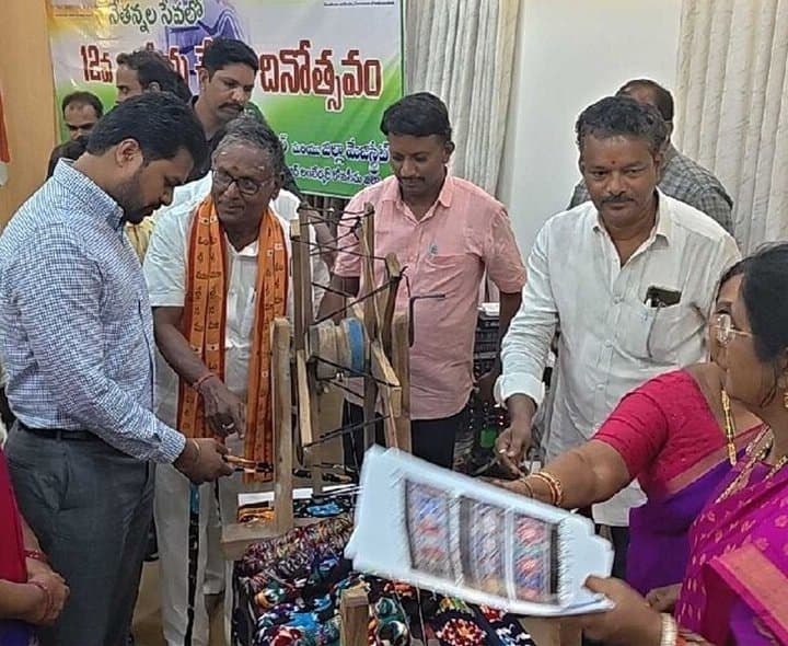 కొత్త డిజైన్లతో చేనేతను అభివృద్ధి చేయాలి: కలెక్టర్