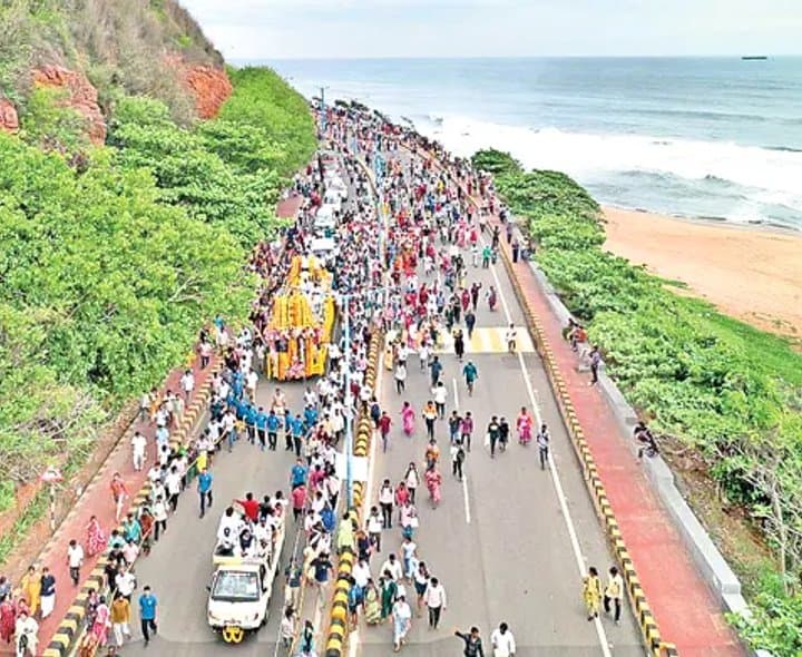 పున్నమి జల్లుల్లో సింహాచలం గిరి ప్రదక్షిణ.. పోటెత్తిన భక్తజనం - gallery image 4