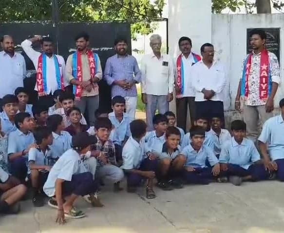 నారాయణపురంలో హాస్టల్‌ ముందు ధర్నా - Udayam