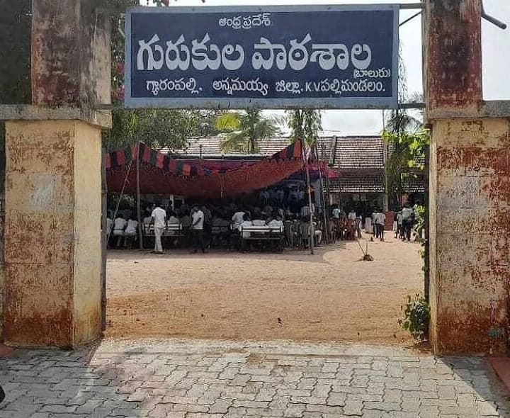సెలవు కోసం తోటి విద్యార్థిపై హత్యాయత్నం